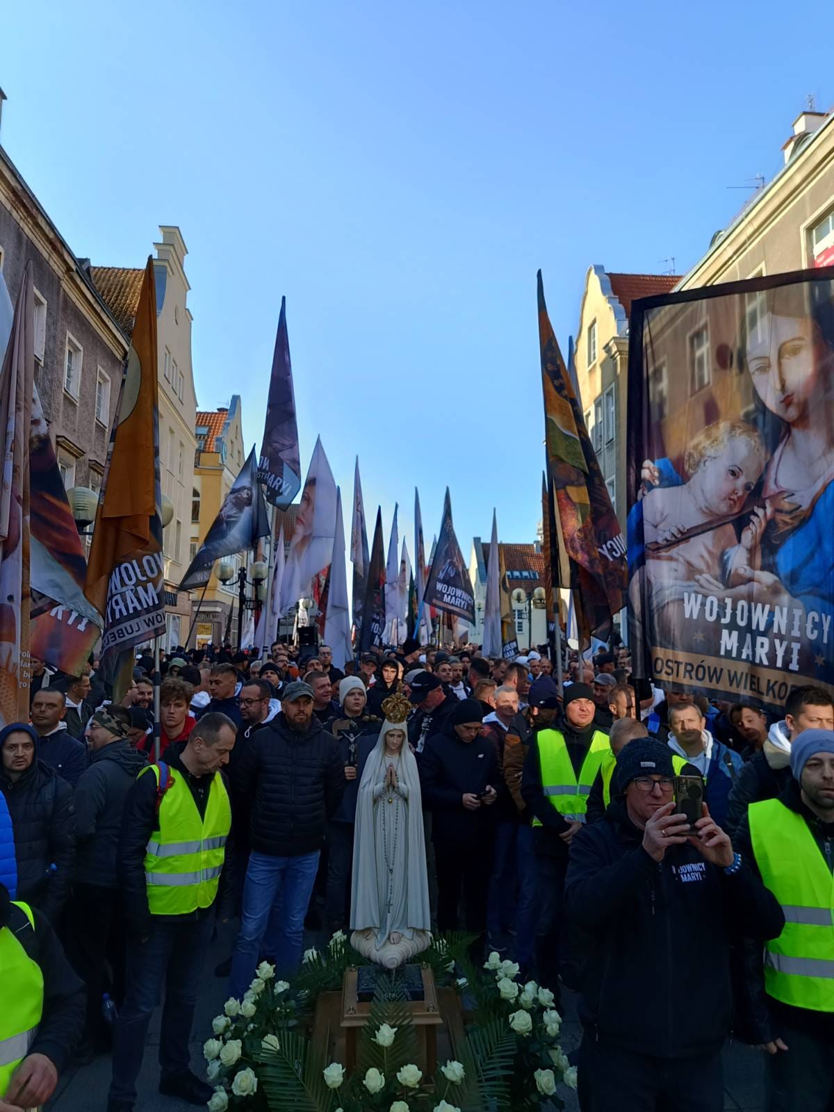 To istotne świadectwo mężczyzn - Wojownicy Maryi z różańcami w dłoniach przeszli głównymi ulicami Olsztyna.