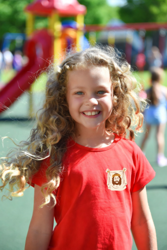 dziecięca czerwona koszulka chrześcijańska z nadrukiem chusta z manoppello.png