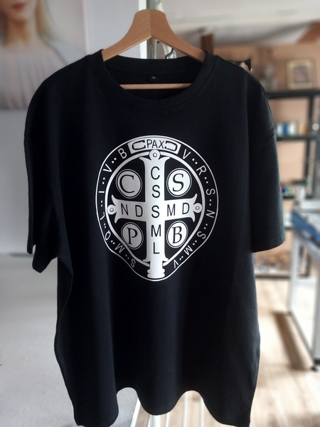 Czarna koszulka męska z białym nadrukiem Medalik Świętego Benedykta