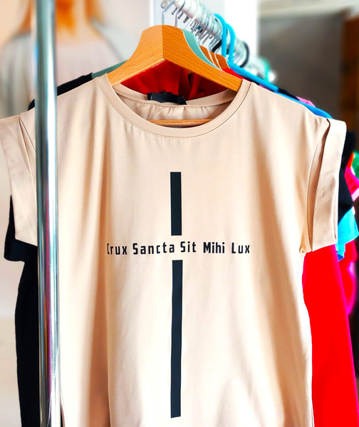 Beżowa koszulka damska z nadrukiem Krzyż z napisem Crux Sacra Sit Mihi Lux (Krzyż Święty będzie mi światłem - egzorcyzm)