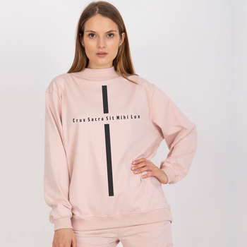 Jasnoróżowa bluza damska oversize z nadrukiem  Krzyż z mottem z medalika św. Benedykta - Krzyż Święty będzie mi światłem