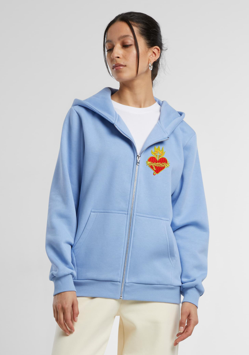 bluza damska rozpinana z kapturem błękitna jasno niebieska haft serce jezusa2.png
