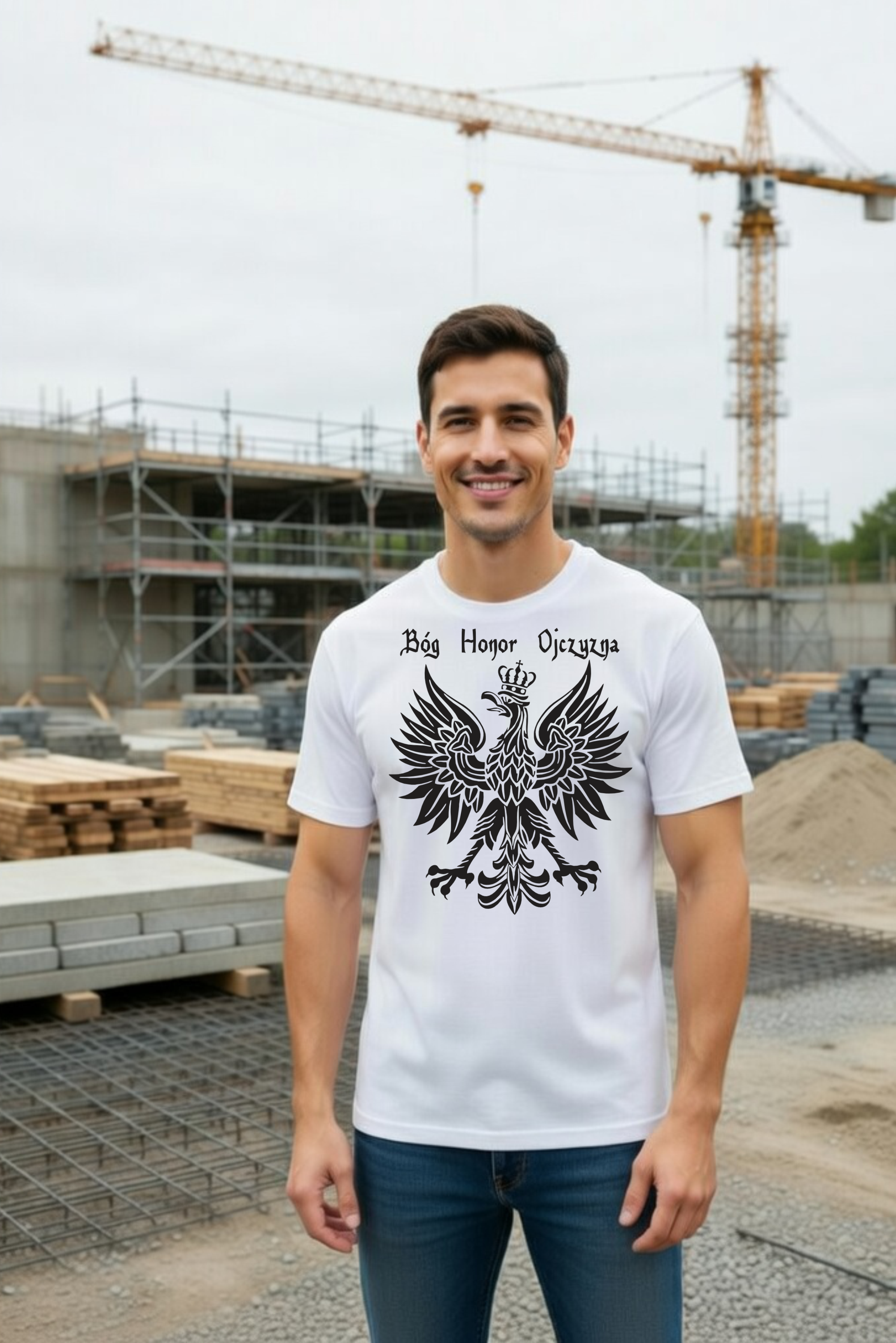 męska biała koszulka katolicka z nadrukiem godło polski bóg honor ojczyzna.png